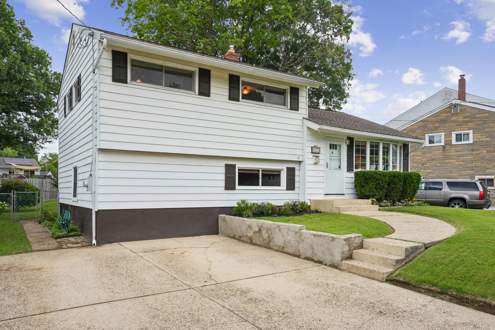 85 W WOODCREST AVENUE