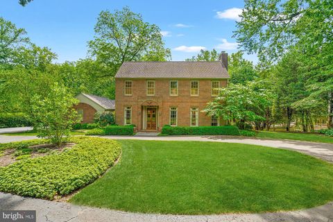 Photo of 1033 Swinks Mill Road, MCLEAN, VA 22102 (MLS # VAFX2324750)