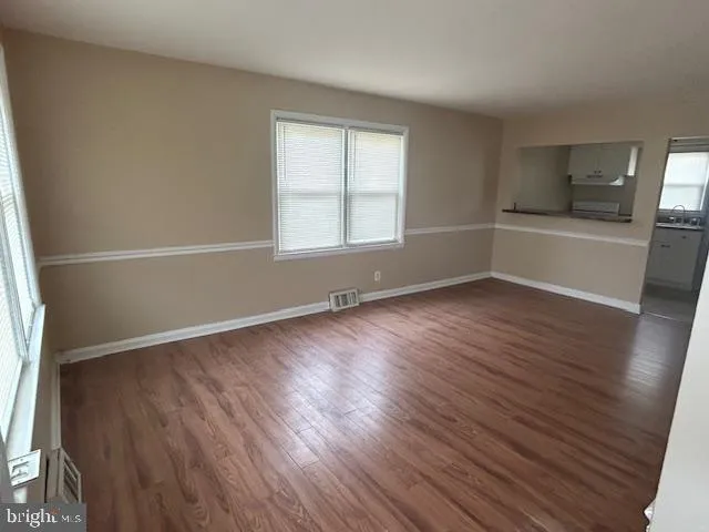 Burlington, New Jersey 08016, United States, 2 Bedrooms Bedrooms, ,1 BathroomBathrooms,Residential,Pending,109901