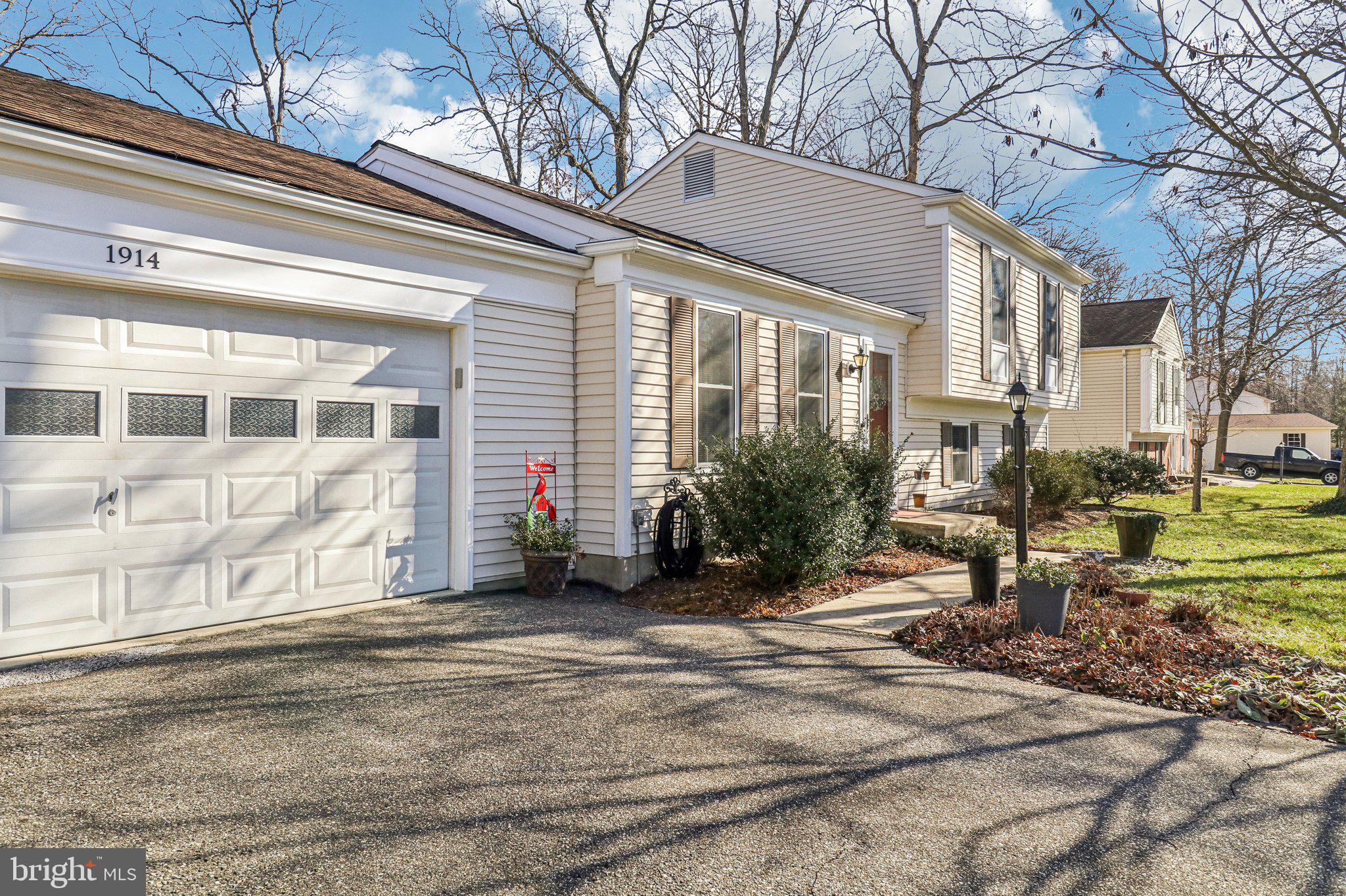 1914 BLACK OAK COURT