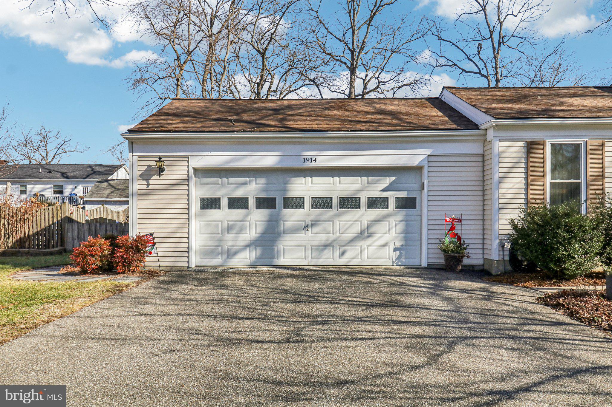 1914 BLACK OAK COURT