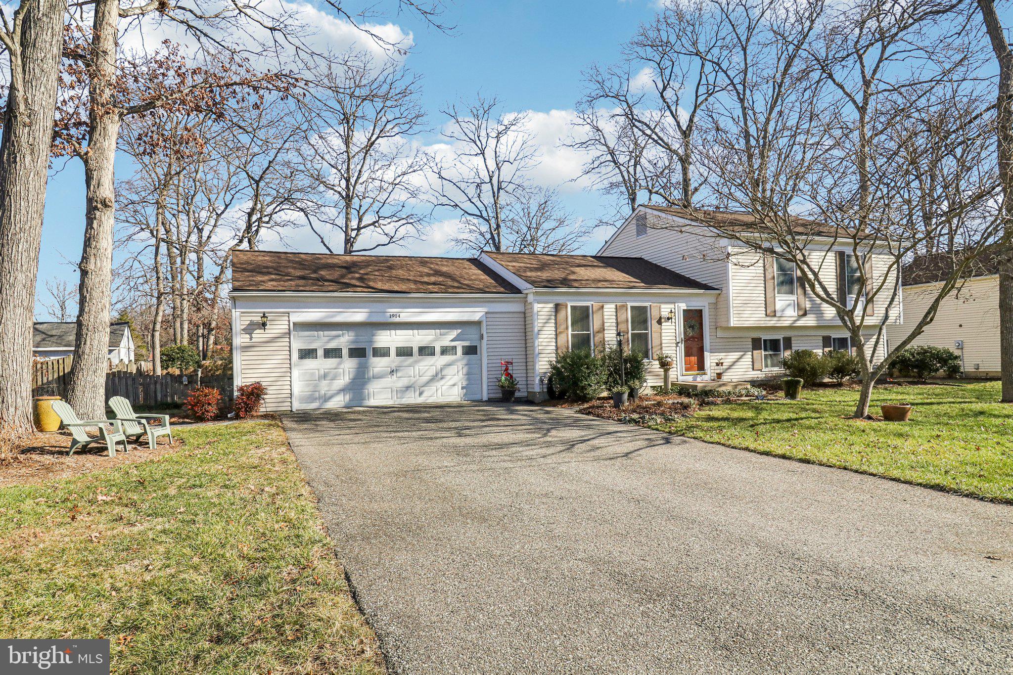 1914 BLACK OAK COURT