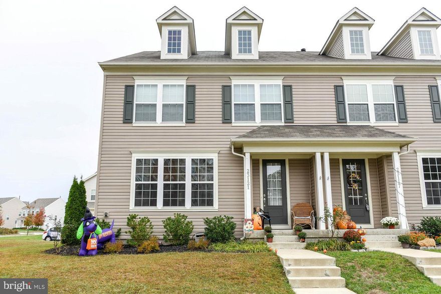 Very Spacious 3 fully finished level duplex in Wildewood. 3 bedrooms, possible 4th in basement, 3.5 bathrooms. Large walk in closet. Kitchen has Granite counter tops, 42 inch cabinets, double wall oven, & gas cooktop. Large & inviting deck just off the kitchen for entertaining. Very close to playground area along with amenities that include pool, tennis court, community center. Very nice unit.....