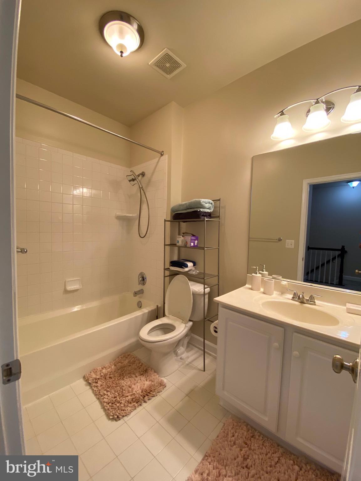 FAIR LAKES - Residential Lease