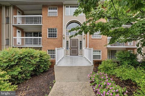 Photo of 1923 Wilson Lane #201, MCLEAN, VA 22102 (MLS # VAFX2321880)