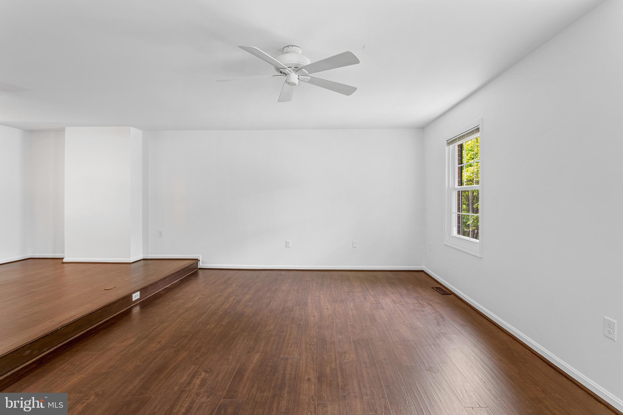 WOODED GLEN - Residential
