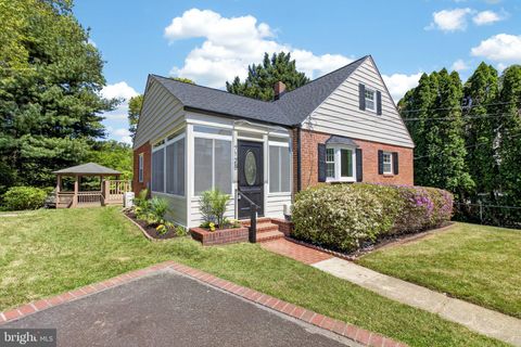 Photo of 7128 Parkview Avenue, FALLS CHURCH, VA 22042 (MLS # VAFX2306886)