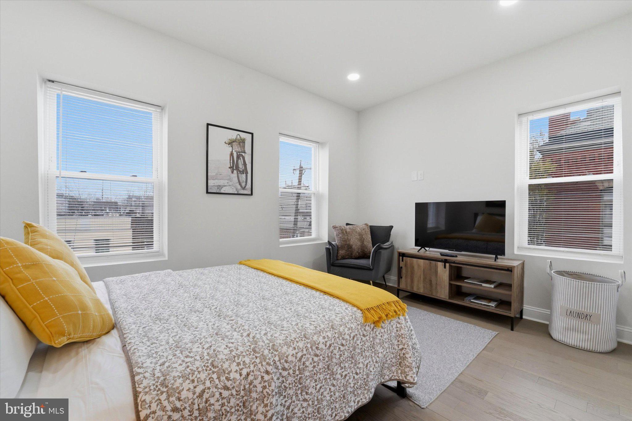 POINT BREEZE - Residential Income