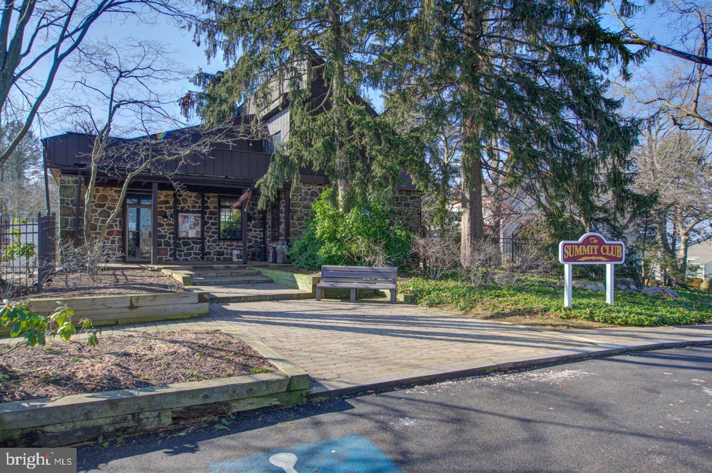 SUMMIT HOUSE - Residential