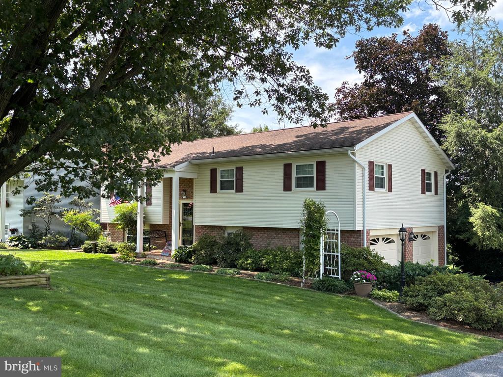 Photo of 710 Longview Drive, EPHRATA, PA 17522 (MLS # PALA2074314)