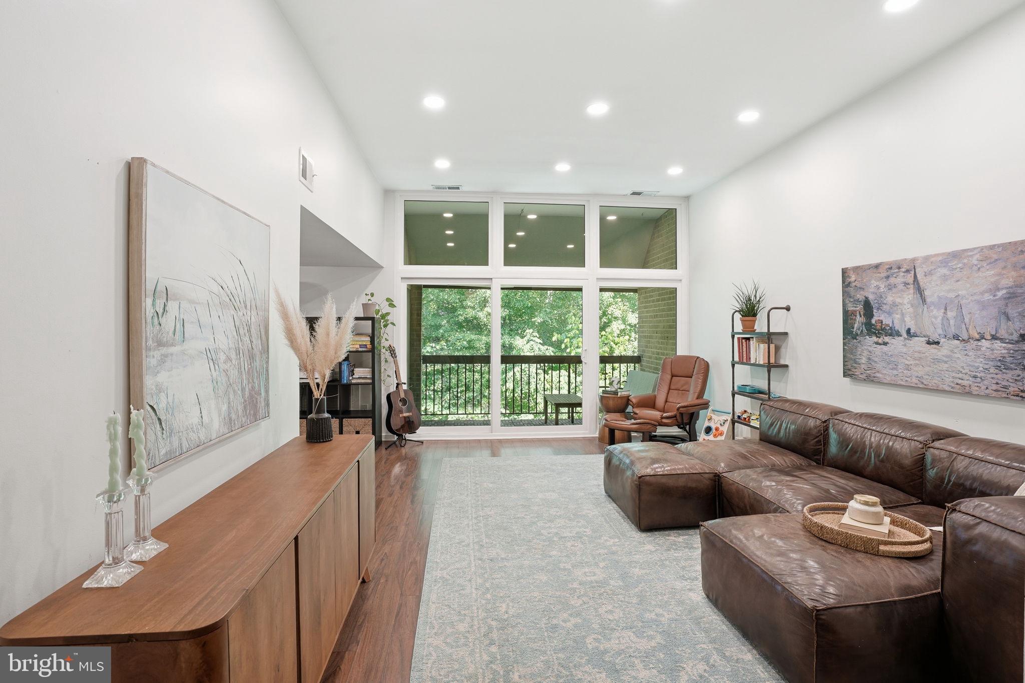 1663 PARKCREST CIRCLE #5B/300