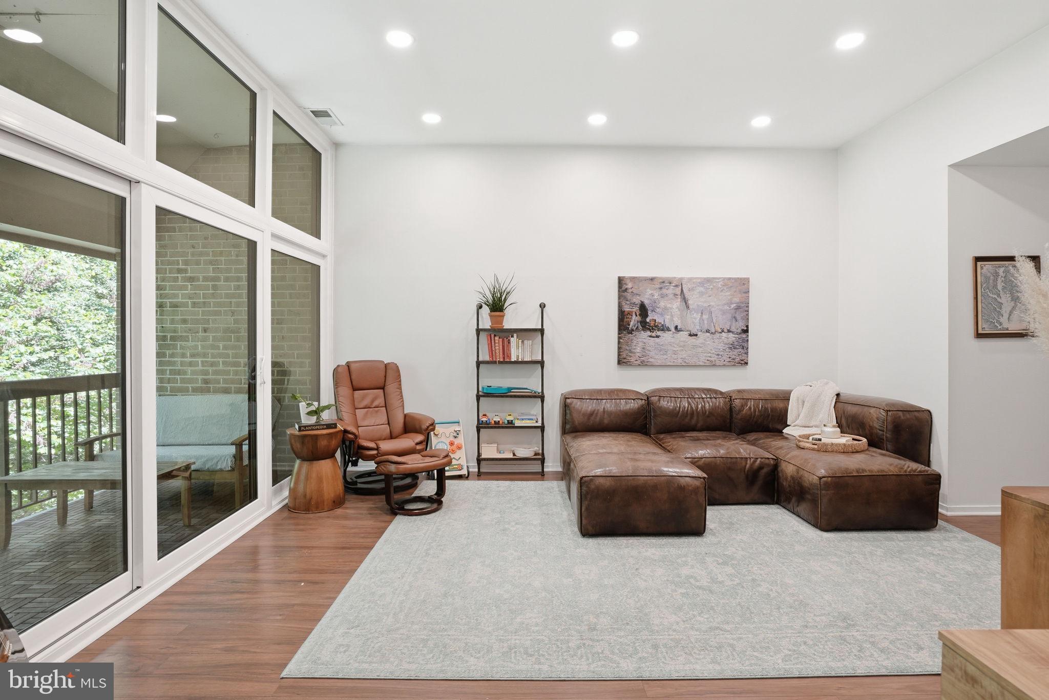 1663 PARKCREST CIRCLE #5B/300