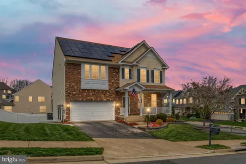 MLS: VAST2047838