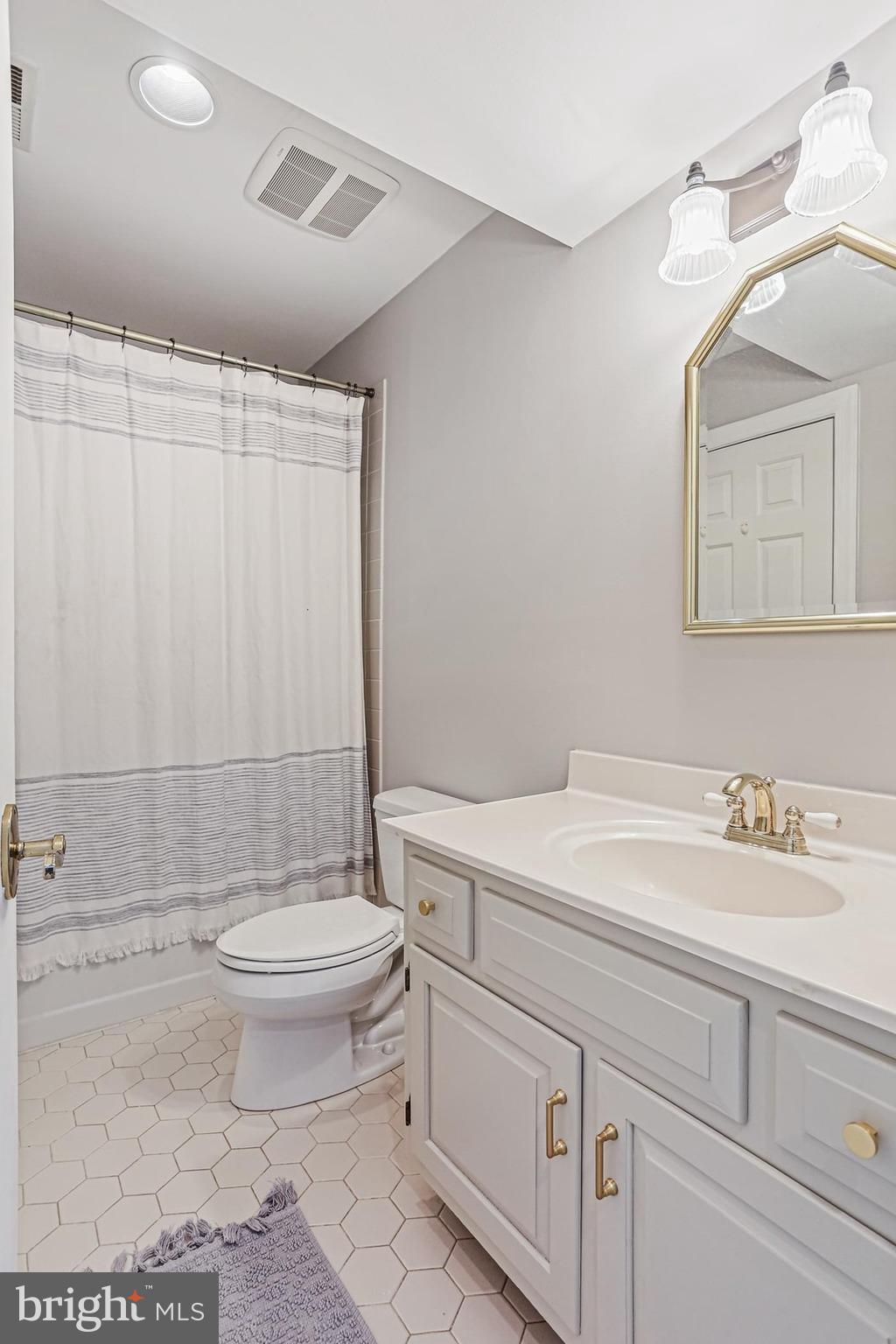 TRIADELPHIA WOODS - Residential