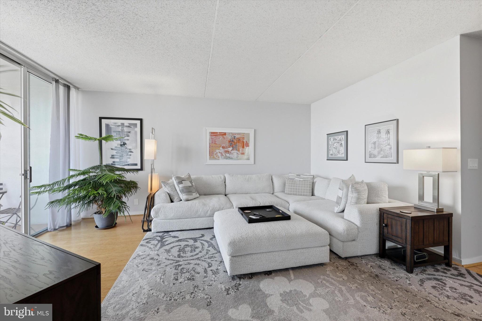 LOGAN SQUARE - Residential