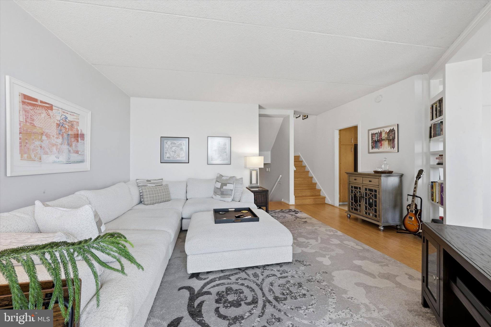 LOGAN SQUARE - Residential