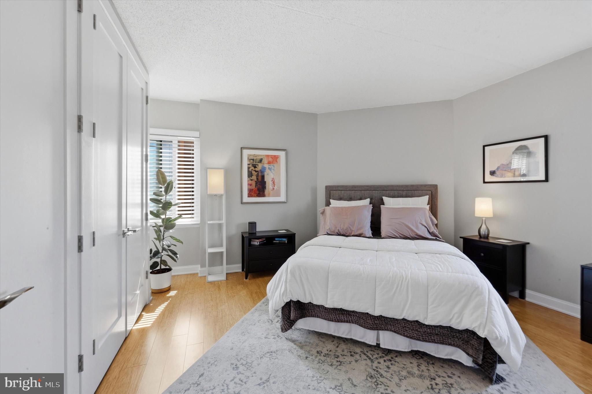 LOGAN SQUARE - Residential