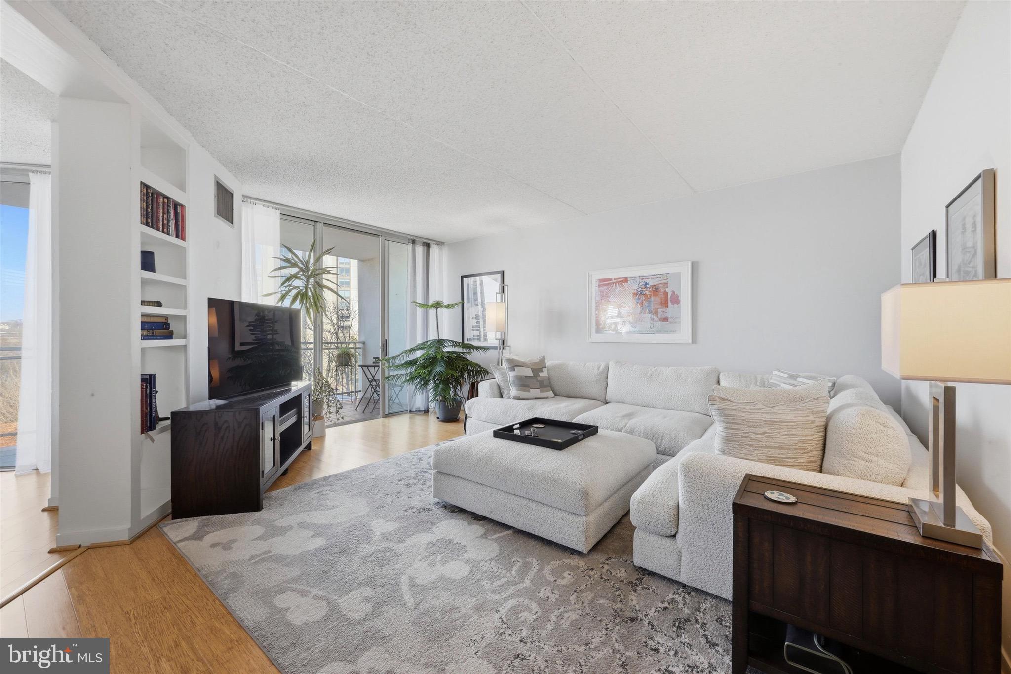 LOGAN SQUARE - Residential