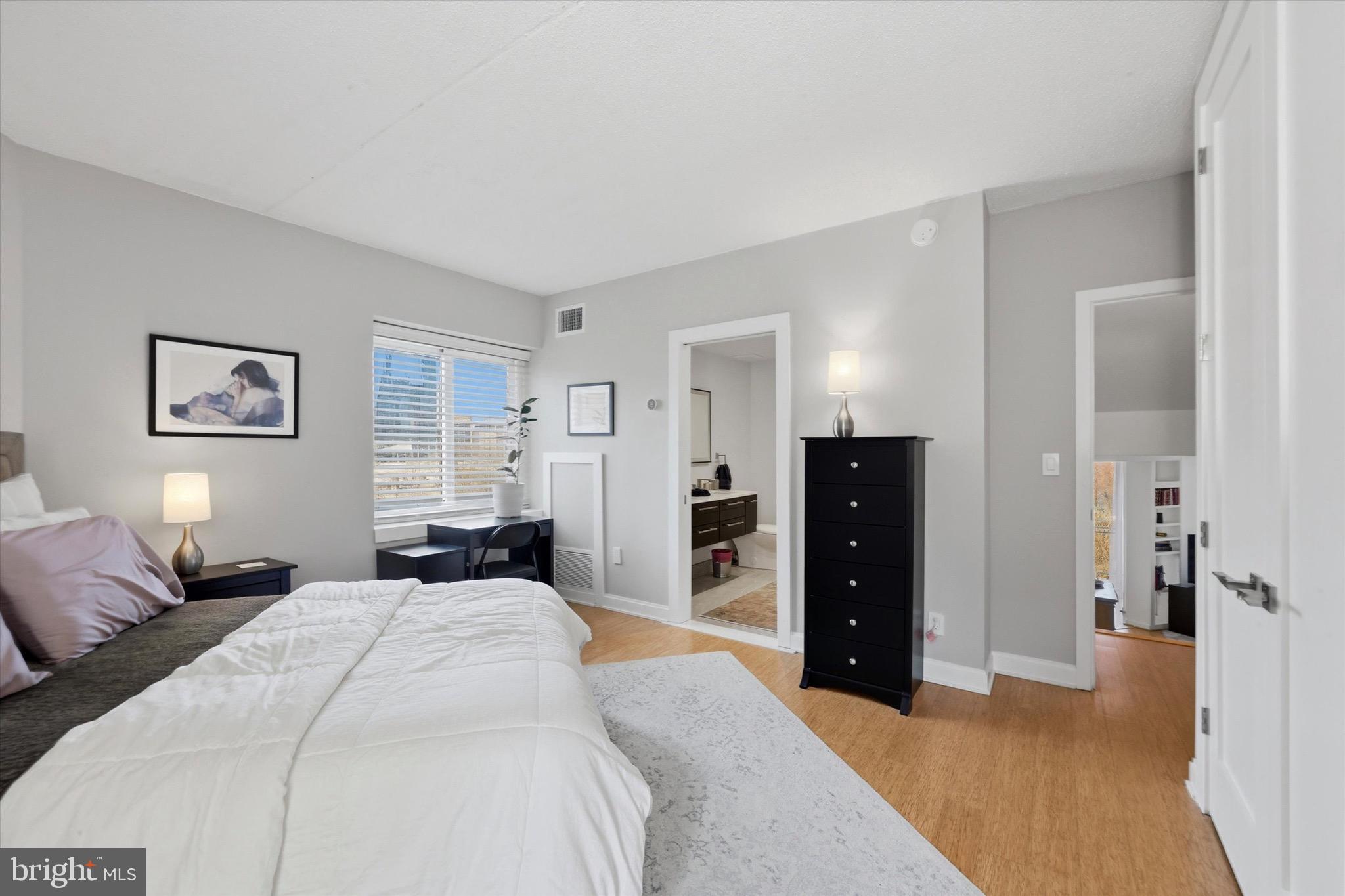 LOGAN SQUARE - Residential