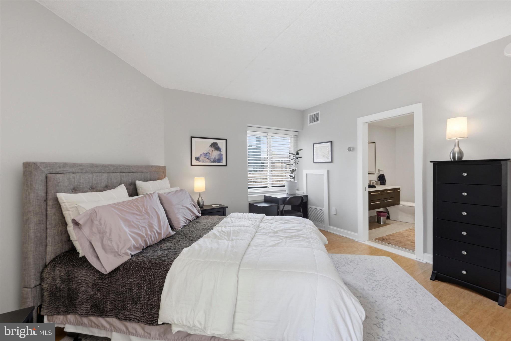 LOGAN SQUARE - Residential