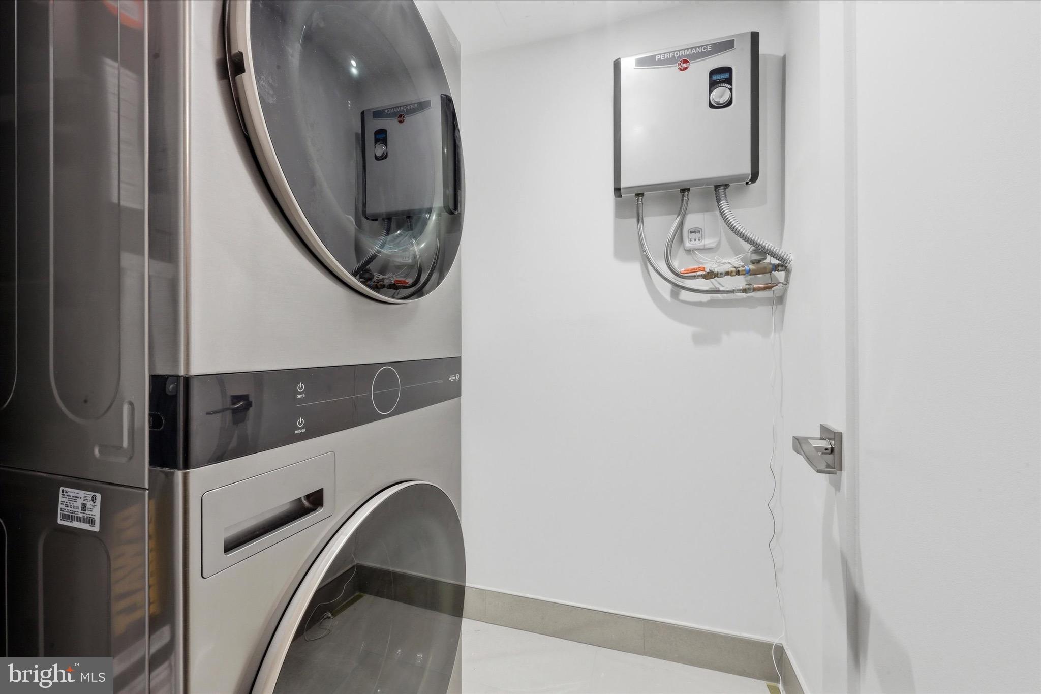 LOGAN SQUARE - Residential