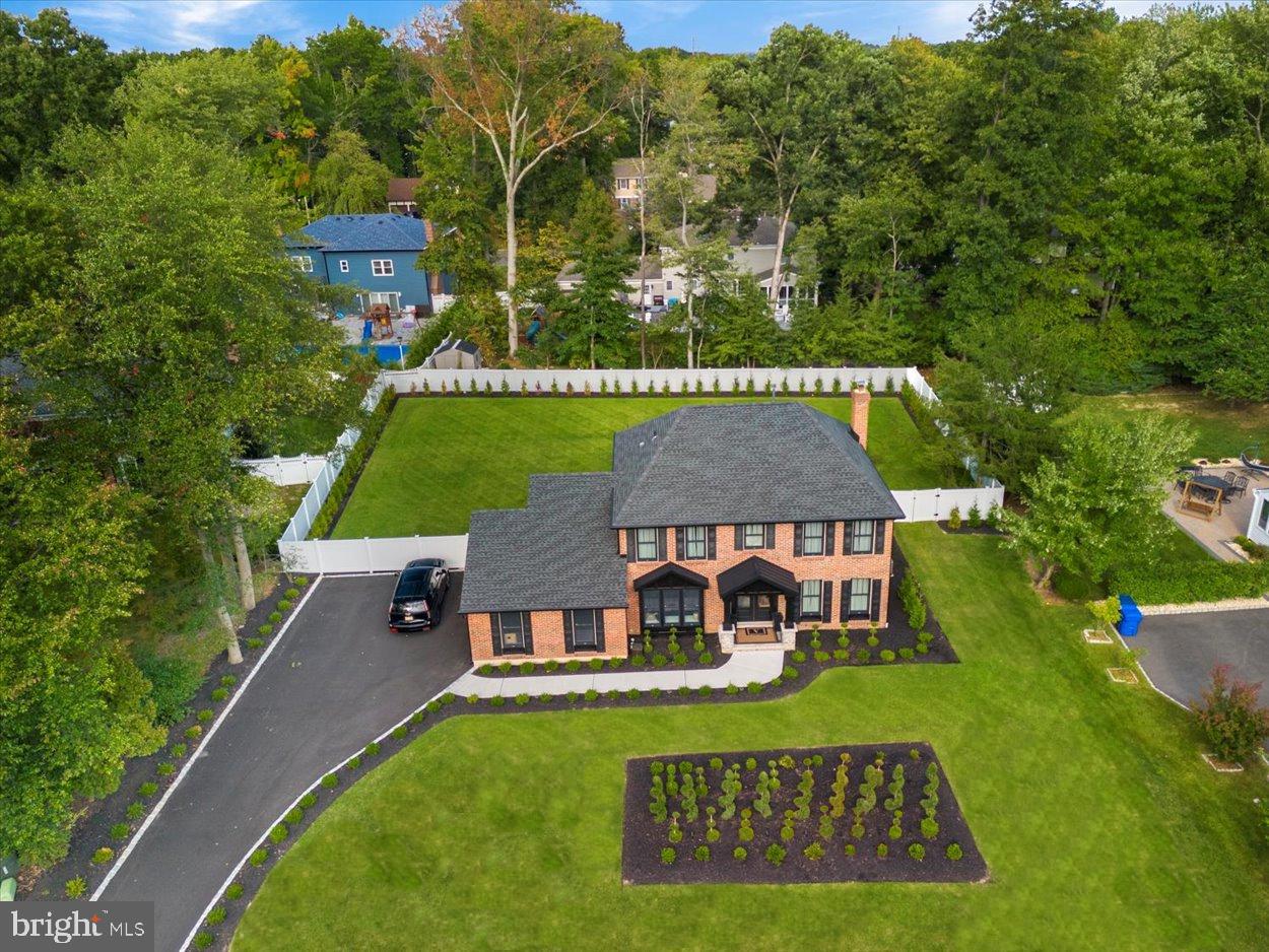 9 WOOD LAKE COURT