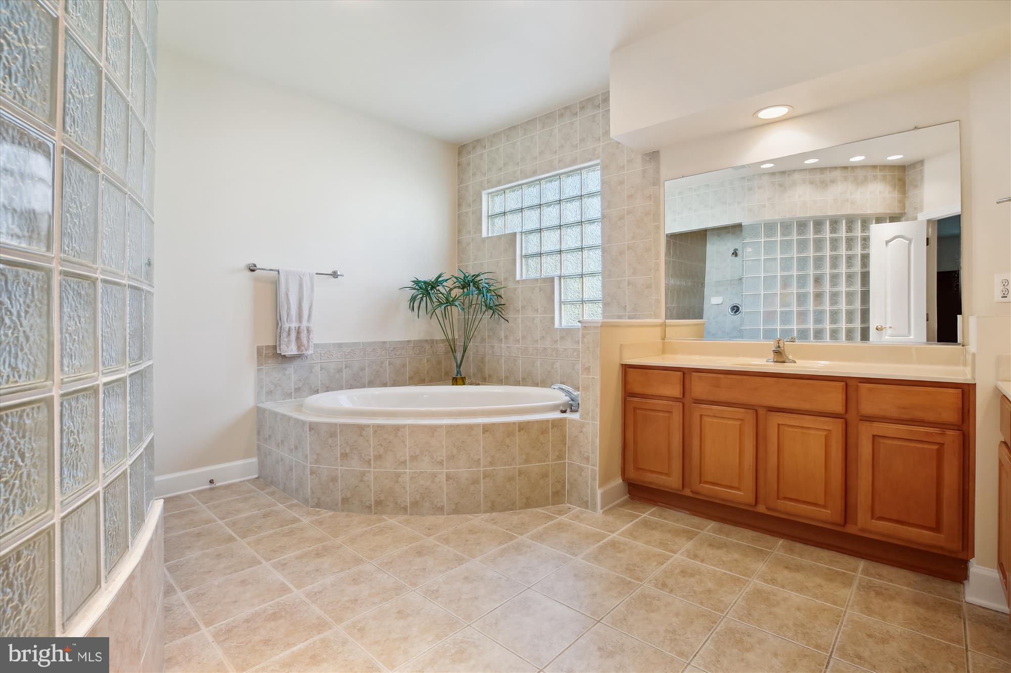 KINGS CROSSING - Residential