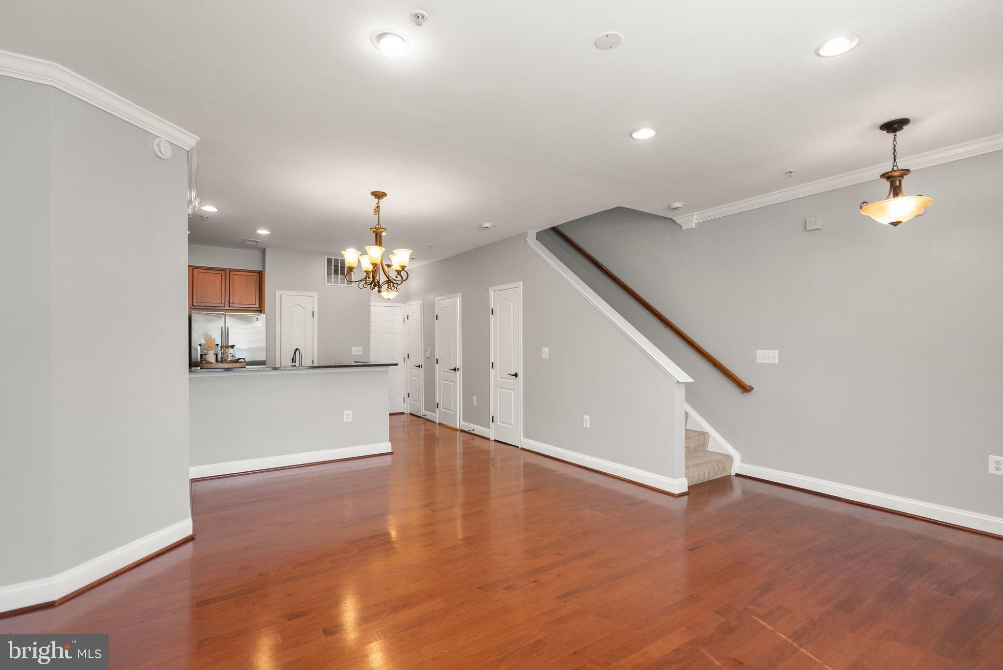 242 N SUMMIT AVENUE N 21