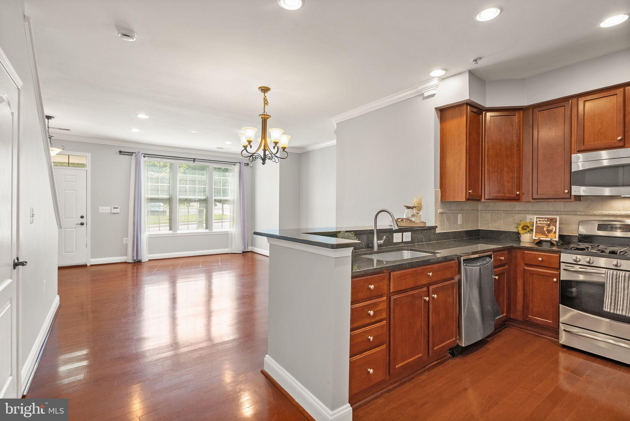 242 N SUMMIT AVENUE N 21