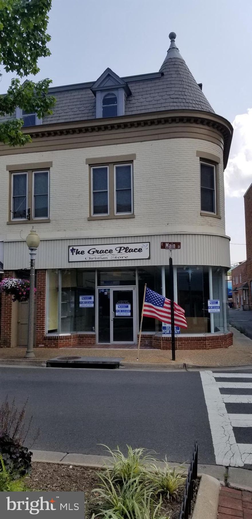 Fantastic  retail location in the heart of Main St in the charming Trout Building. Approximately 1100 sq.ft.  of open floor space.  Large windows provide great display space and fill the room with natural light.  Come take a look and bring your ideas!