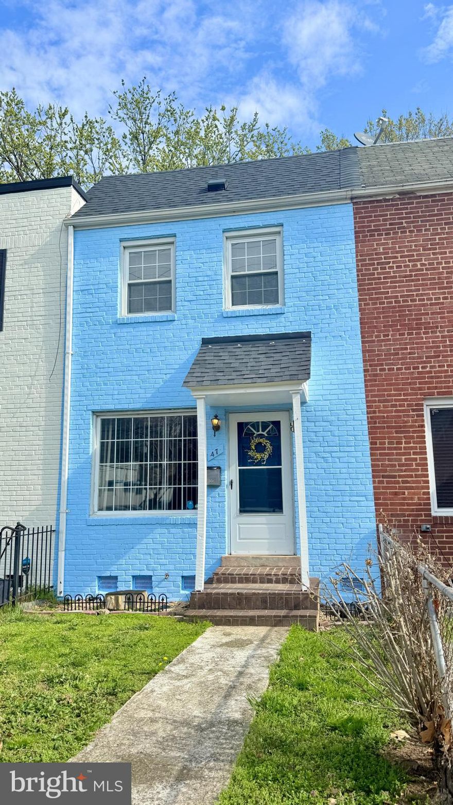 Charming 3 bedroom townhouse located in Del Ray.  Freshly painted.  Great Kitchen with plenty of cabinet space.  Fully-fenced backyard - perfect for entertaining or grilling!  Less than 10 minutes from D.C. and Reagan National Airport.  Located very close to shopping and restaurants, and right on major commuter routes, you will not find a better place to call home.  Pets allowed on Case by Case basis.