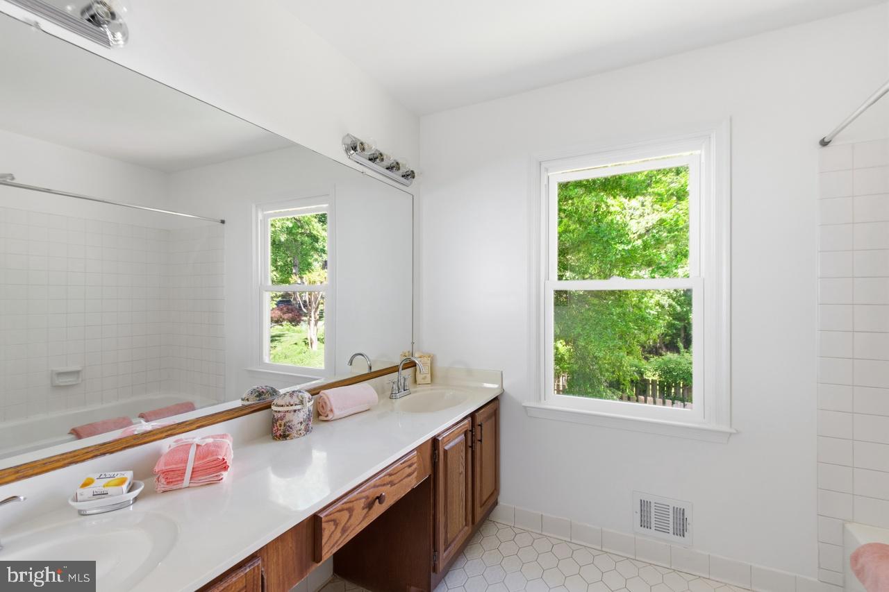 LONGWOOD KNOLLS - Residential