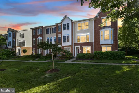 25122 Omaha Terrace, Chantilly, VA MLS: VALO2096570