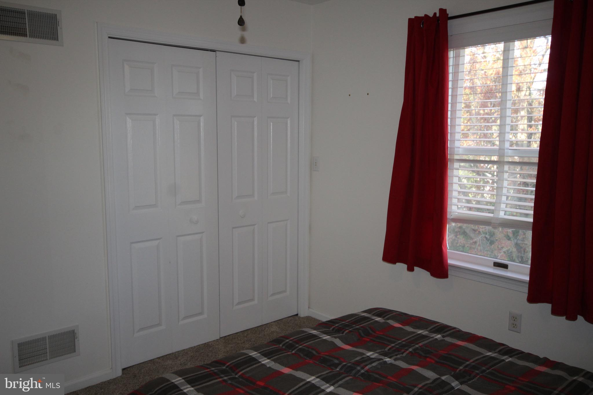 THE OAKS OF N LONDONDERRY - Residential