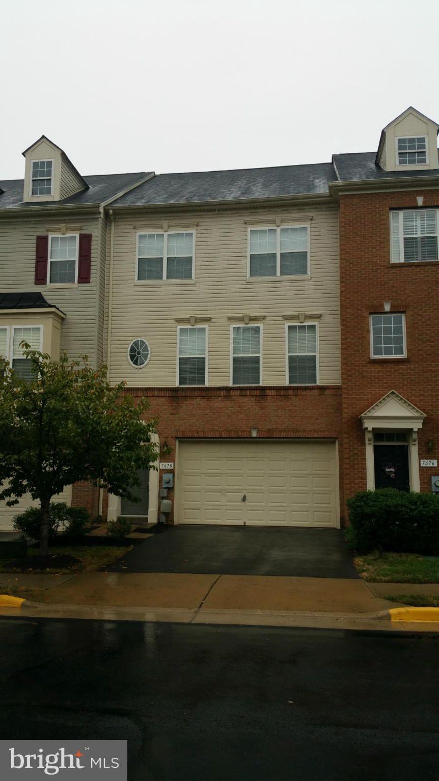 3 BEDROOMS, 3 1/2 BATHS AND 2 CAR GARAGE FOR RENT.  GAS FIREPLACE IN FAMILY ROOM, HUGE KITCHEN WITH ISLAND.  CONVENIENCE LOCATION!!!