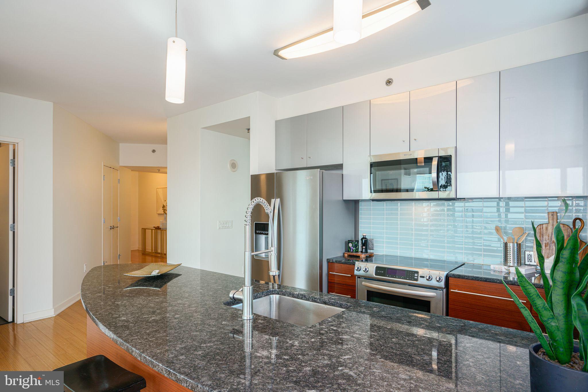 LOGAN SQUARE - Residential