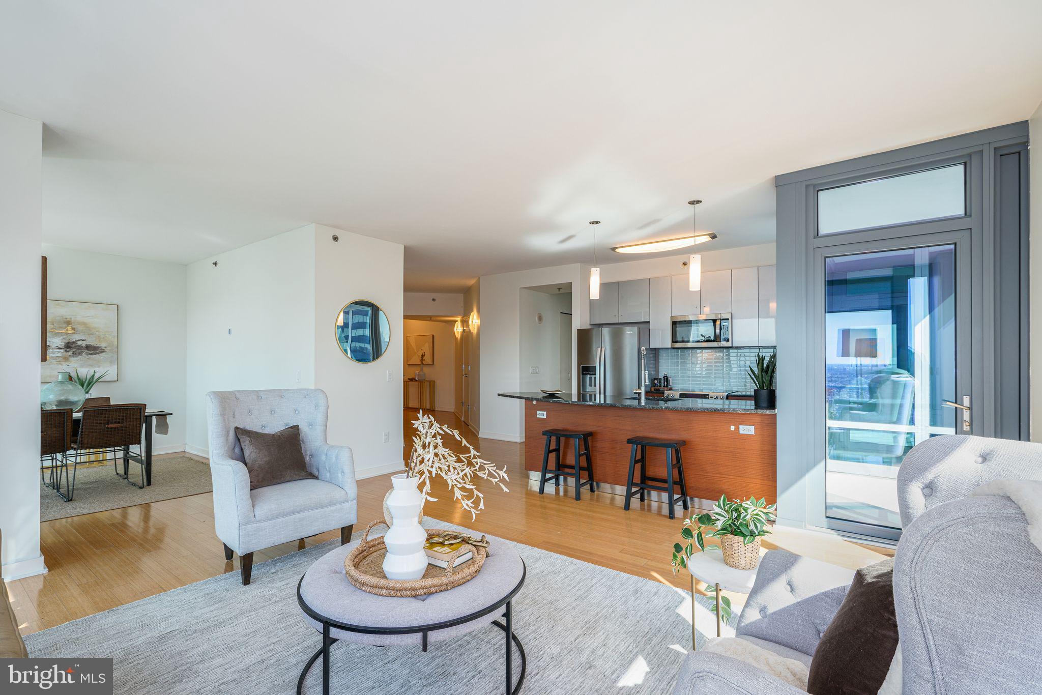 LOGAN SQUARE - Residential