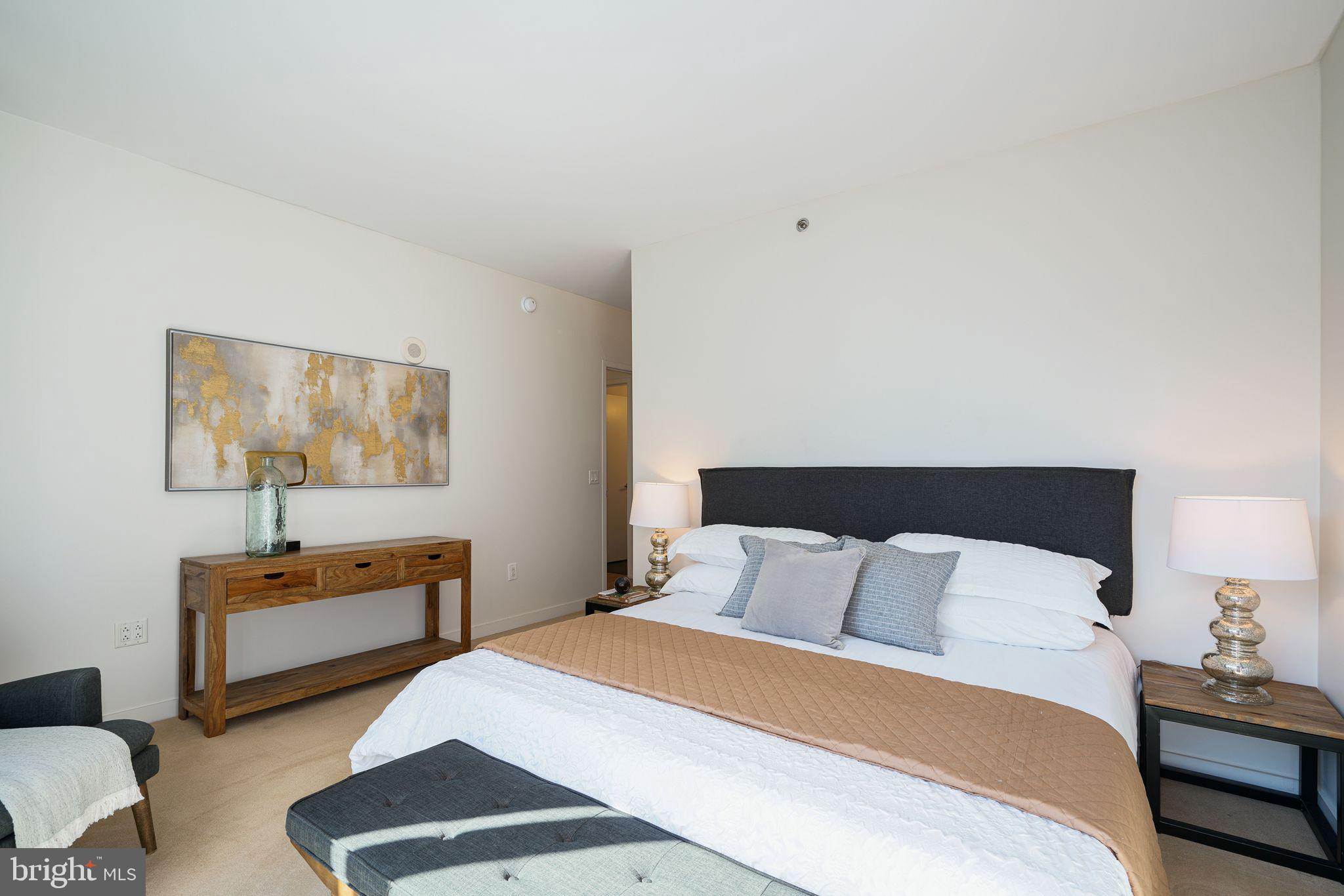 LOGAN SQUARE - Residential