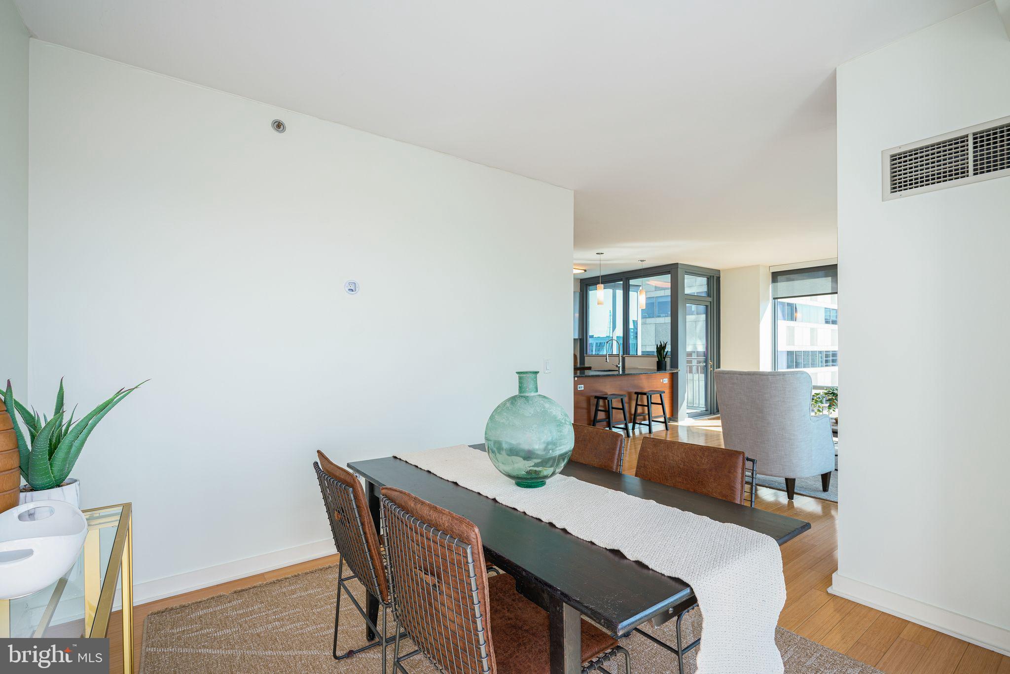 LOGAN SQUARE - Residential