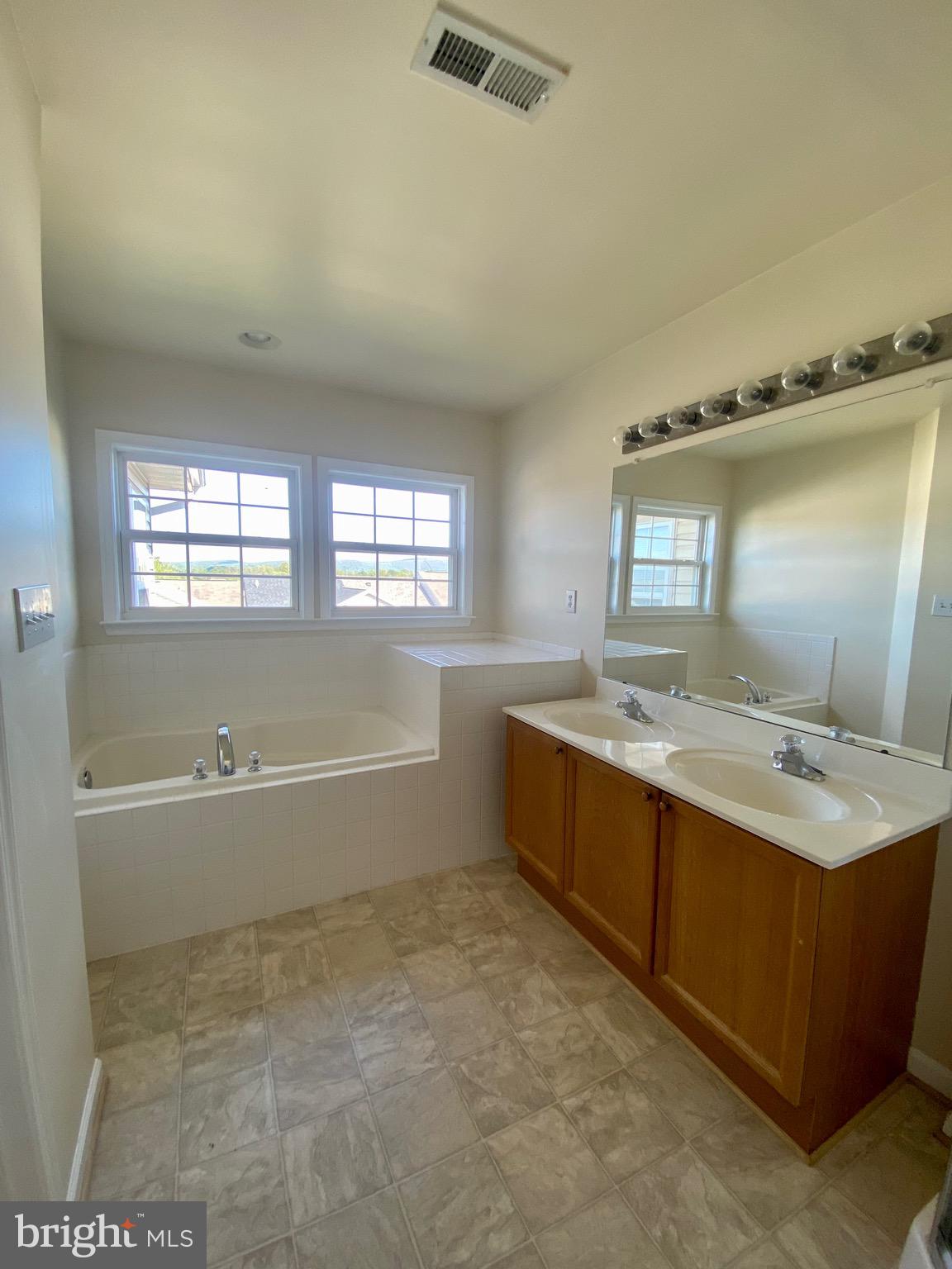 COUNTY GREEN - Residential Lease