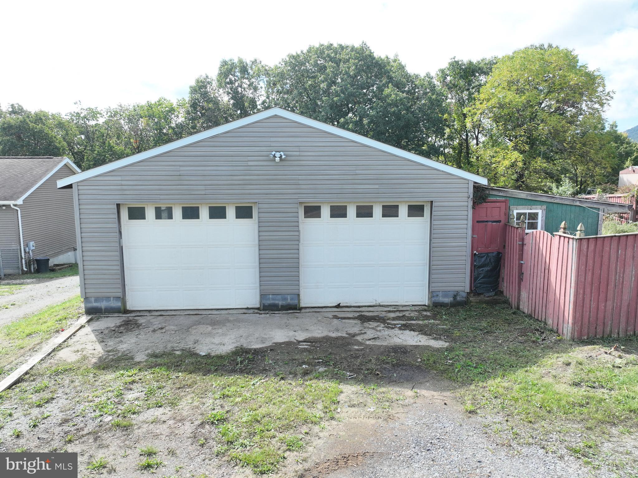 SHERMAN ESTATES - Residential