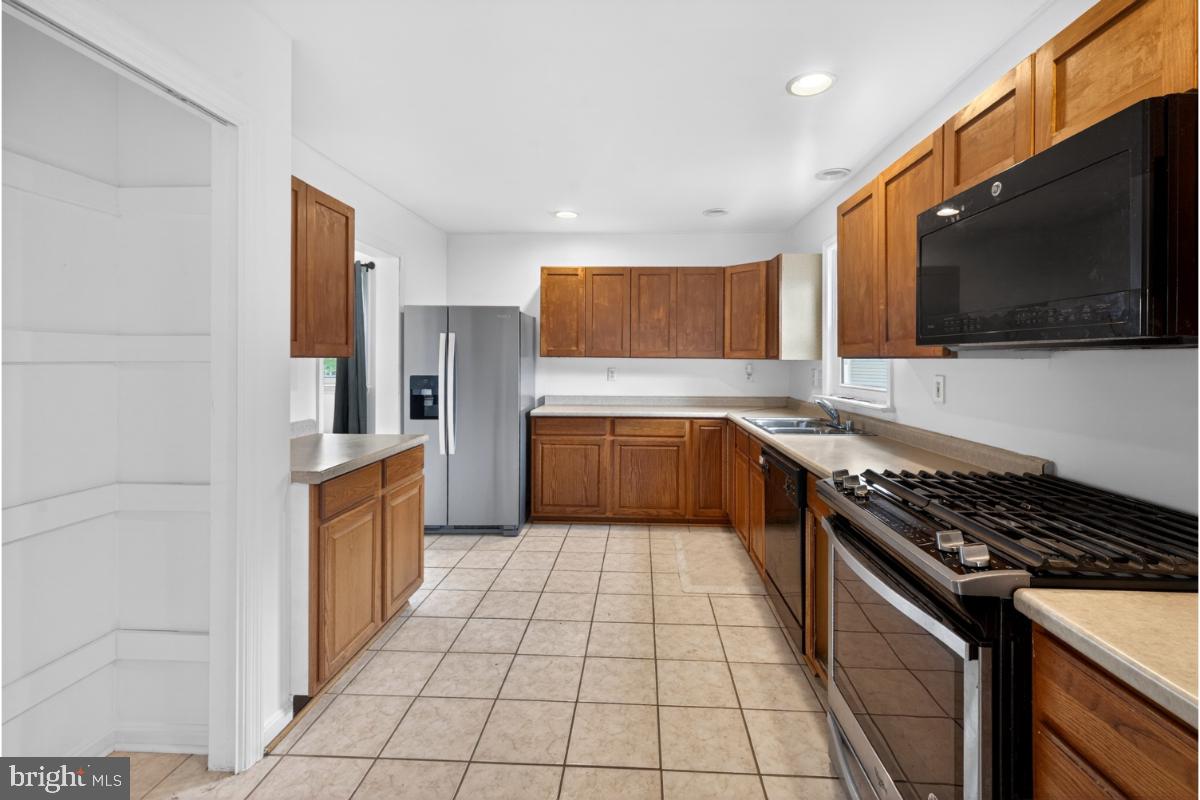 COLONIAL HILLS - Residential
