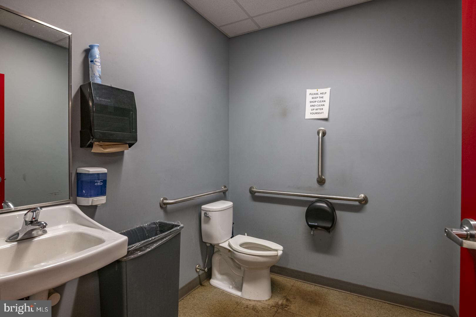 Main image without alt text