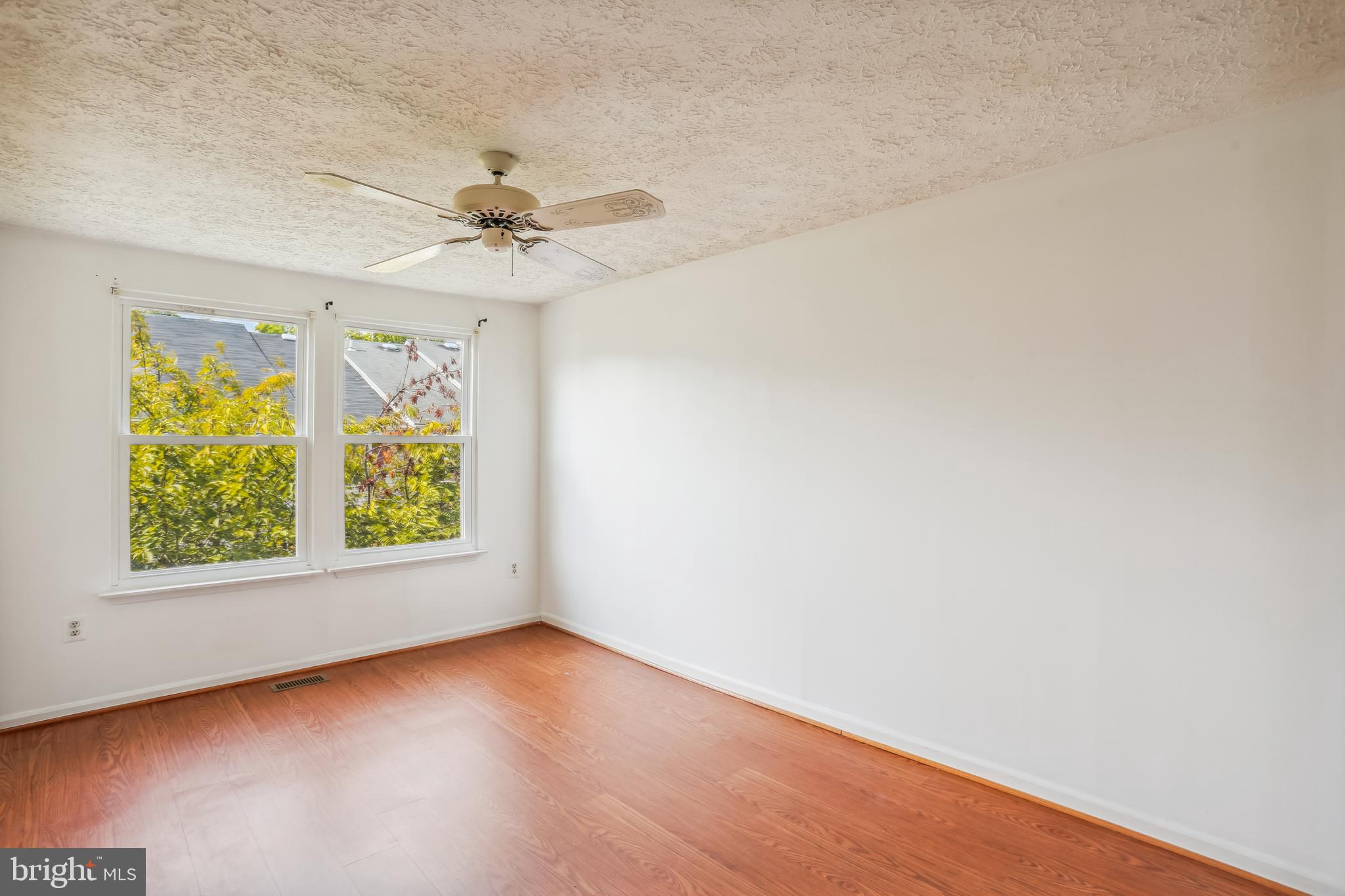 DUMONT OAKS - Residential