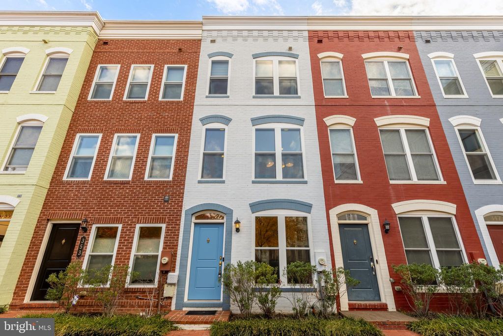 Photo of 351 L Street SE, WASHINGTON, DC 20003 (MLS # DCDC2231482)