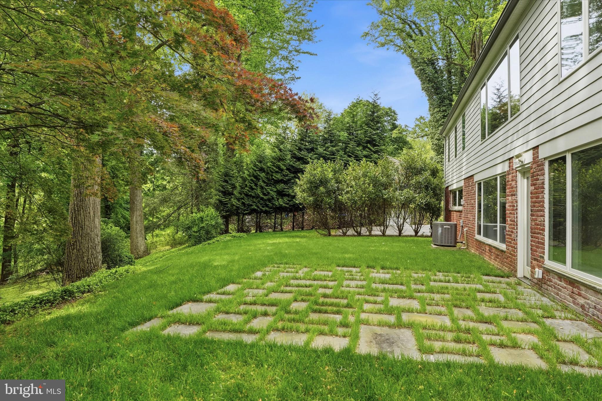 COLONIAL VILLAGE - Residential