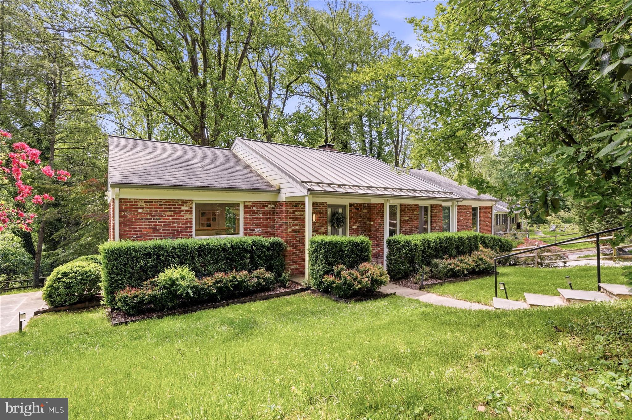 COLONIAL VILLAGE - Residential