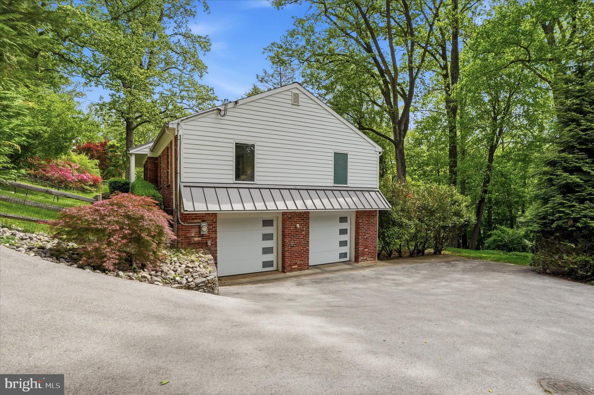 COLONIAL VILLAGE - Residential