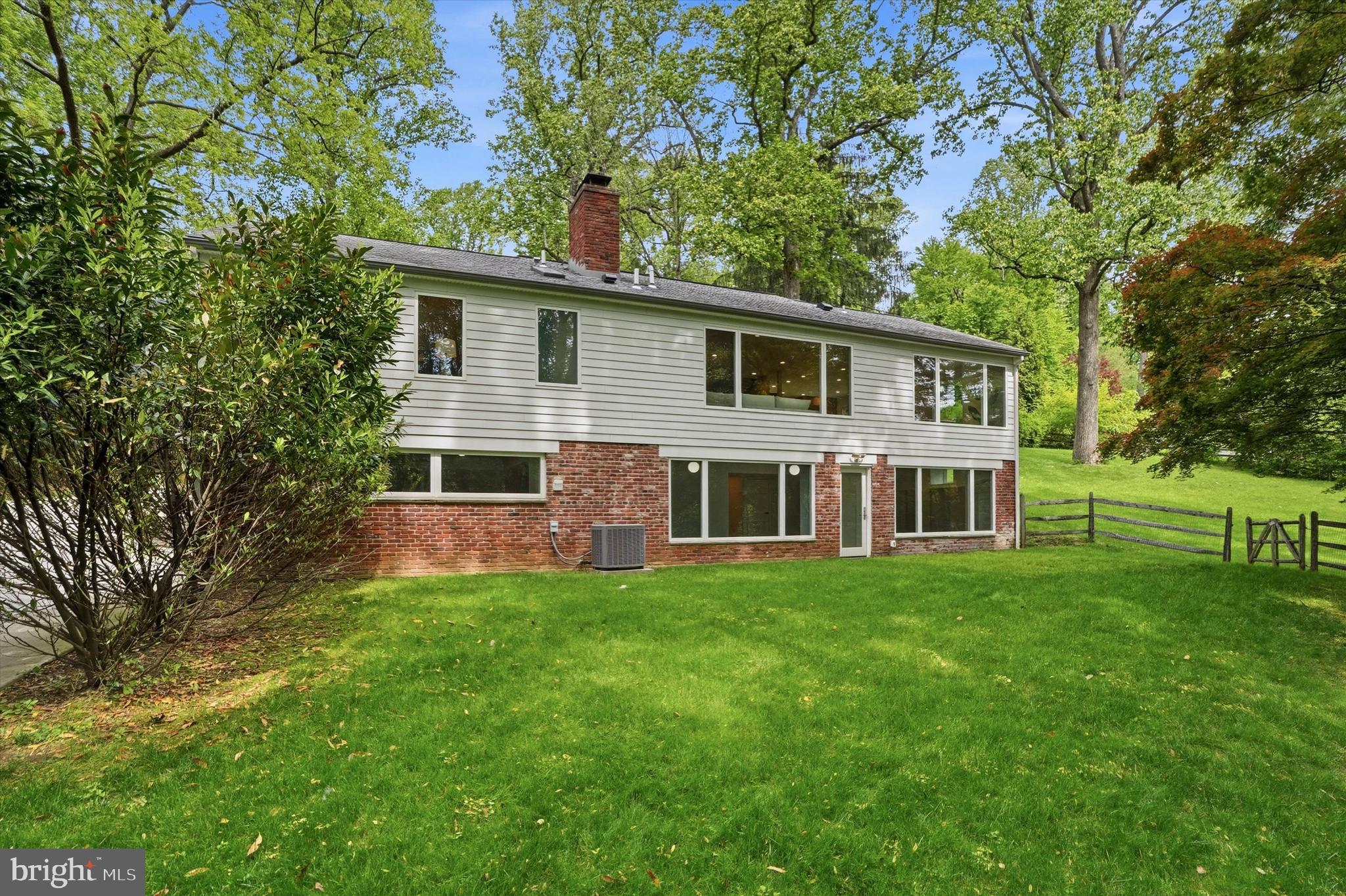 COLONIAL VILLAGE - Residential
