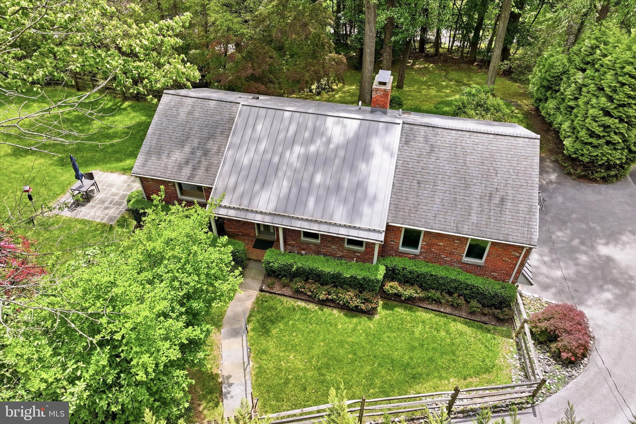 COLONIAL VILLAGE - Residential
